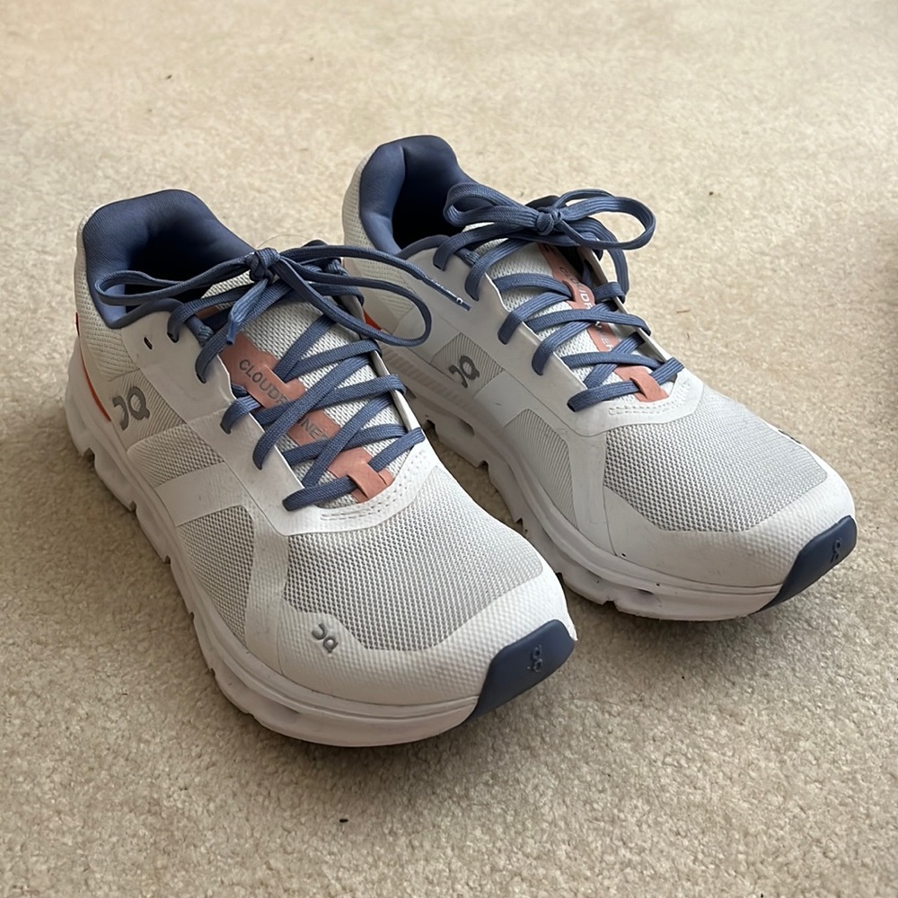 Women’s On Cloudrunner size 8.5
